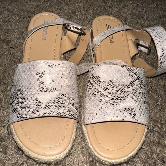Soda Boutique Platform Sandals - Picture 2 of 3